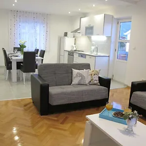 Apartament Perivoj, Kaštela